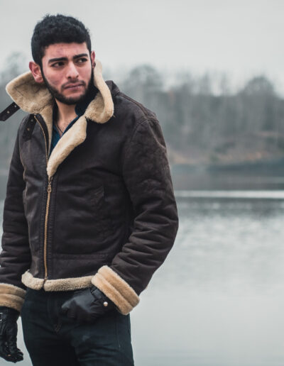 Portrait homme hiver dos à un lac