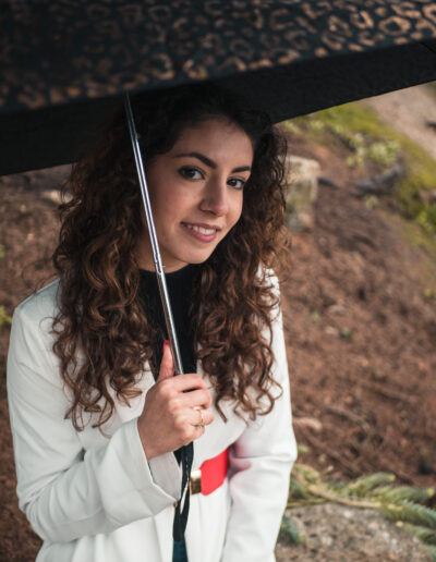 Portrait femme sous un parapluie